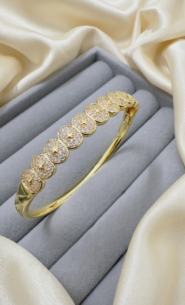 ✨ Celestial Disc Gold Bracelet